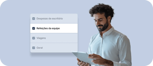 Pessoa analisando relatórios de despesas organizadas por categoria, com opção de seleção na tela, enfatizando a rastreabilidade dos reembolsos.