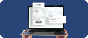 Pessoa segurando um notebook que exibe um recibo e uma tela de controle de despesas, representando centralização do processo de reembolso.