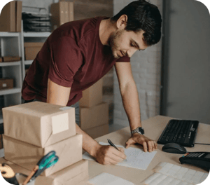 hombre firmando documentos